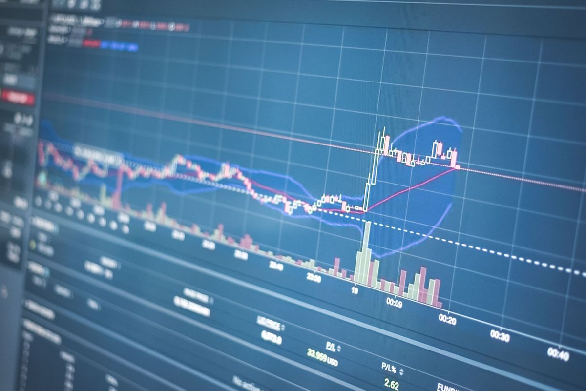 st-james-place-shares-slide-departure-reports