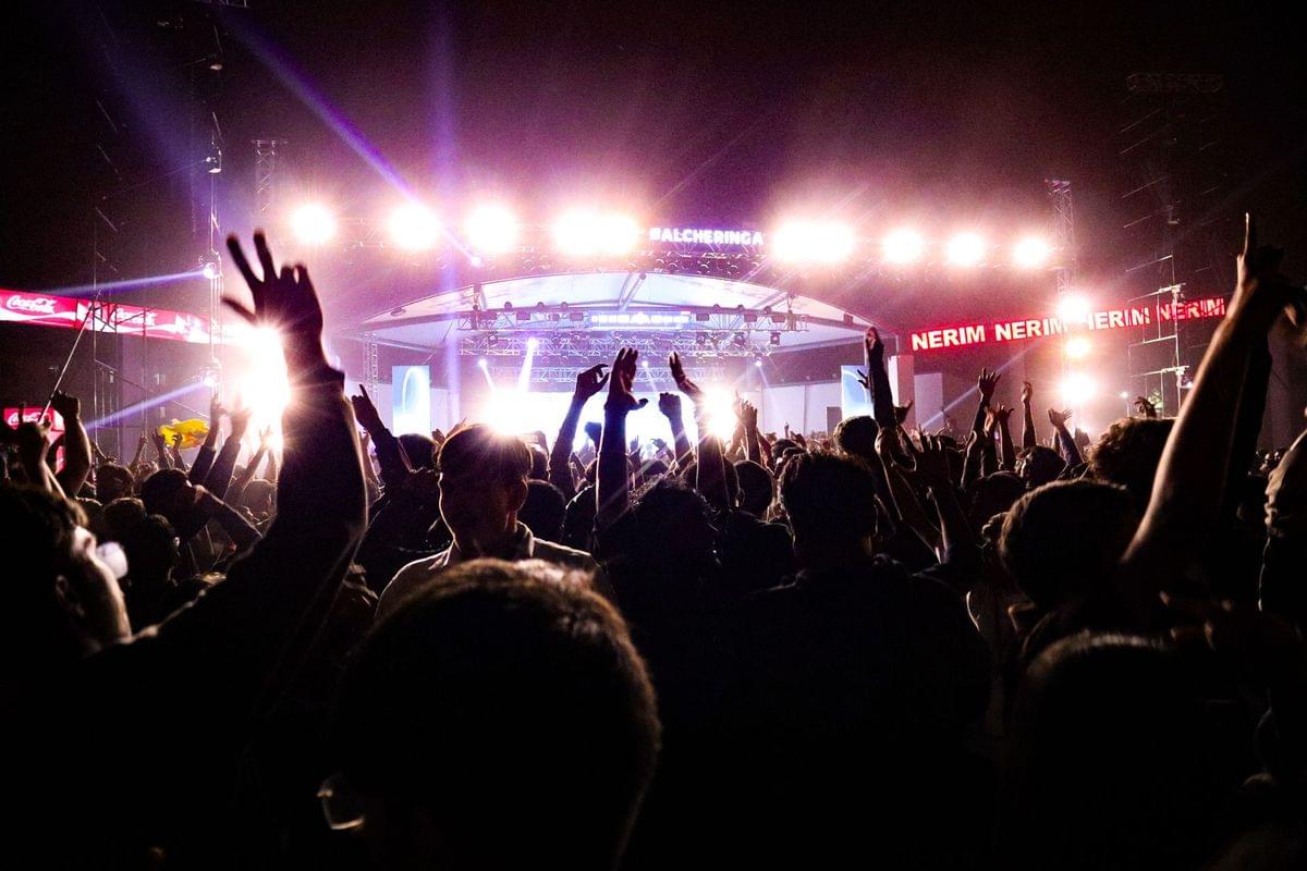 shakira-halts-security-fan-stage-invasion-concert